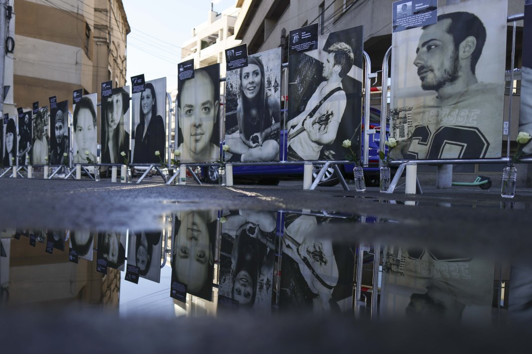 Colectiv, după zece ani: Istorisirea liceanului român de 15 ani care s-a aruncat în flăcări pentru prietenul său în scaun cu rotile, narată de doctorul belgian care i-a venit în ajutor. Colectiv, după zece ani: Istorisirea liceanului român de 15 ani care s-a aruncat în flăcări pentru prietenul său în scaun cu rotile, narată de doctorul belgian care i-a venit în ajutor.