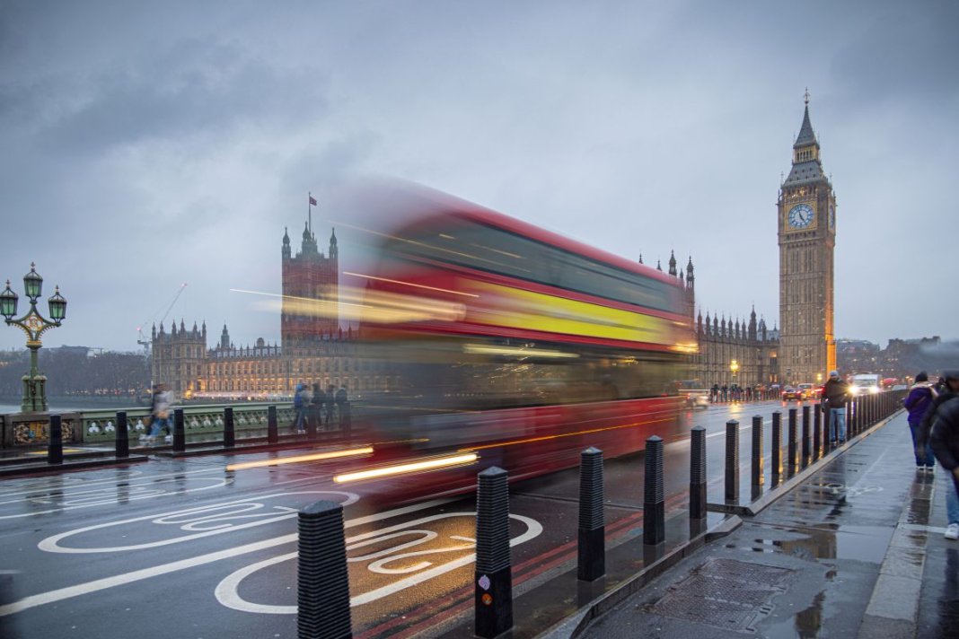 Doi bărbați reținuți după ce mai multe persoane au fost înjunghiate într-un tren