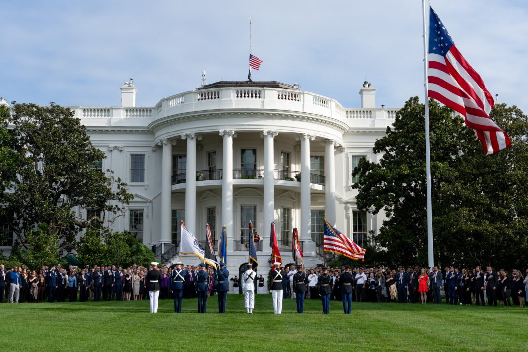 Doi soldați ai Gărzii Naționale, împușcați în apropierea Casei Albe, au decedat