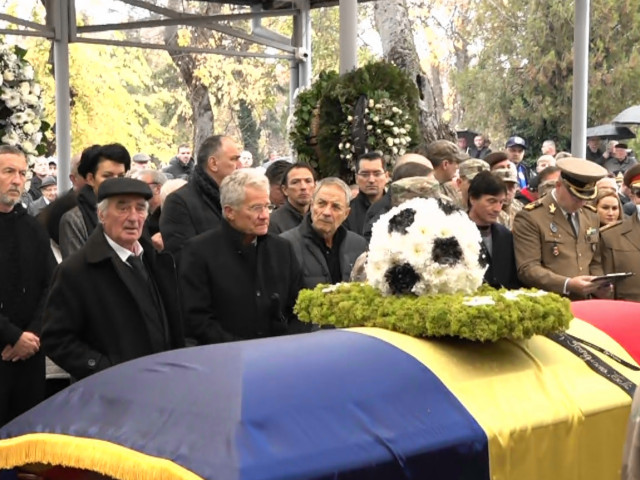 Emeric Ienei a fost înmormântat cu onoruri militare; nepoata Alisa a cântat imnul României în fața sicriului său