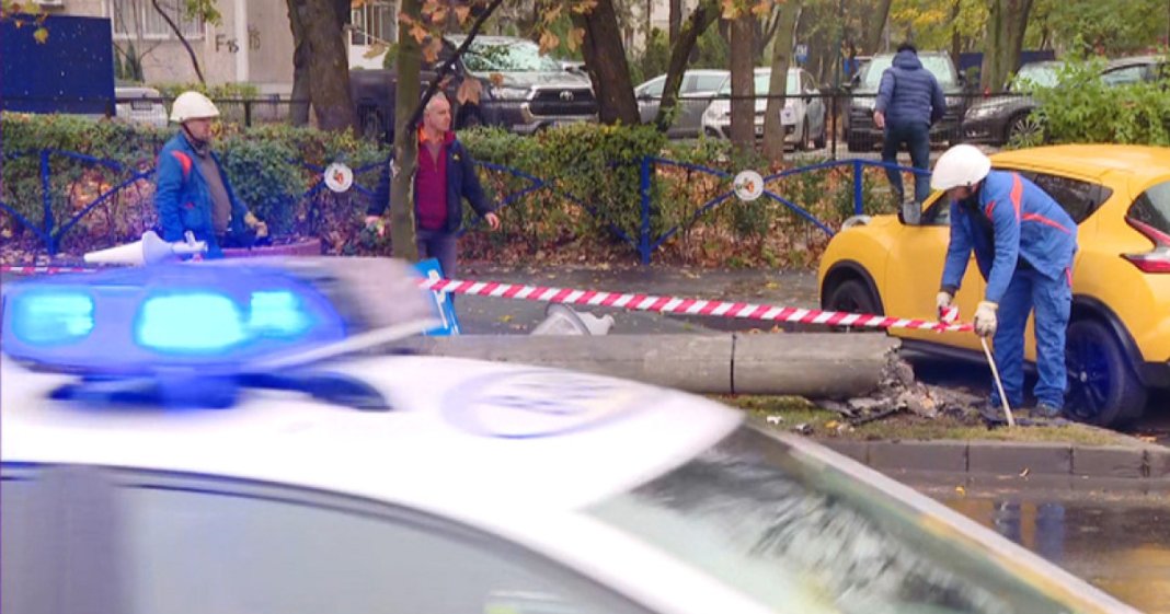 Grav accident în București: Un stâlp de electricitate s-a prăbușit pe bulevard după coliziunea cu un autoturism. O persoană a fost rănită.