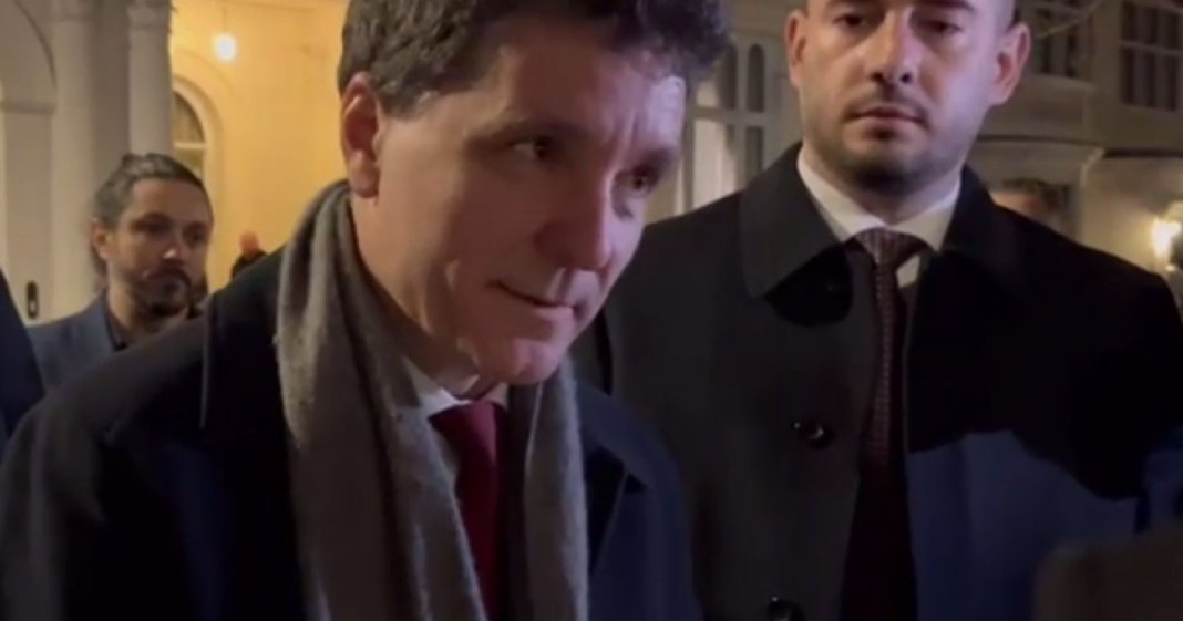 Cetățenii români din Londra l-au întâmpinat pe președinte la ambasadă: „Nicușoare, protejează Justiția”. Mesajul adresat mulțimii.