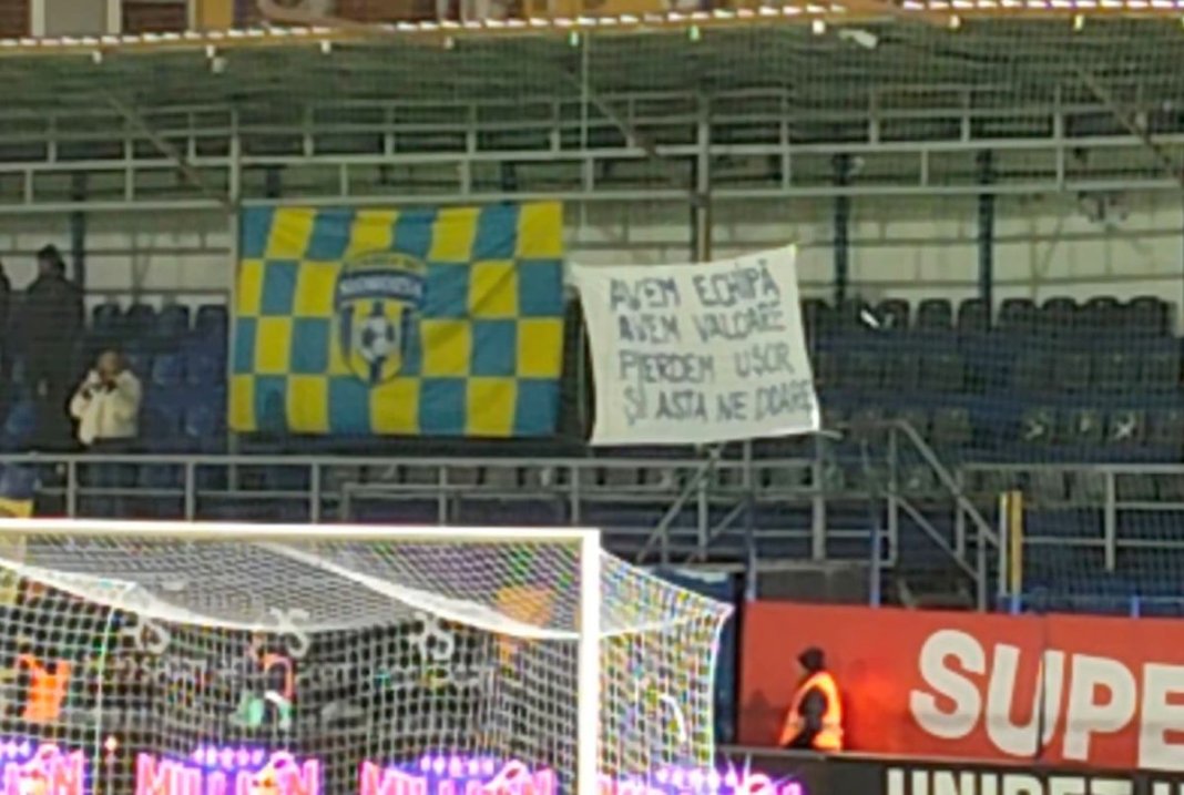 Încercăm să facem haz de necaz! Bannerul din Slobozia pentru FCSB: „Dispunem de echipă, dispunem de valoare...”