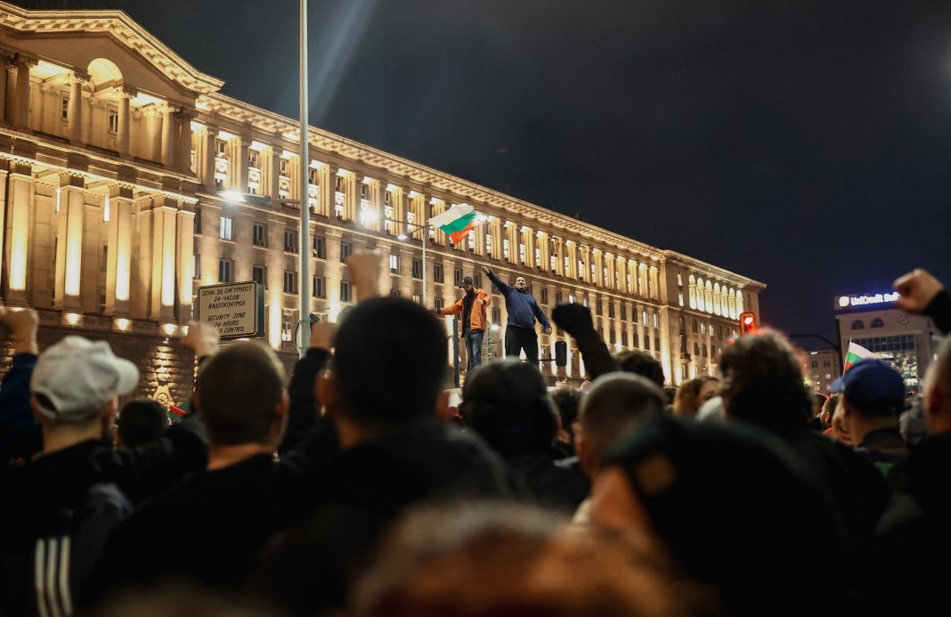 Manifestații majore în Bulgaria: Mii de cetățeni protestează în Sofia și alte 13 orașe / Președintele Rumen Radev solicită demisia cabinetului guvernamental