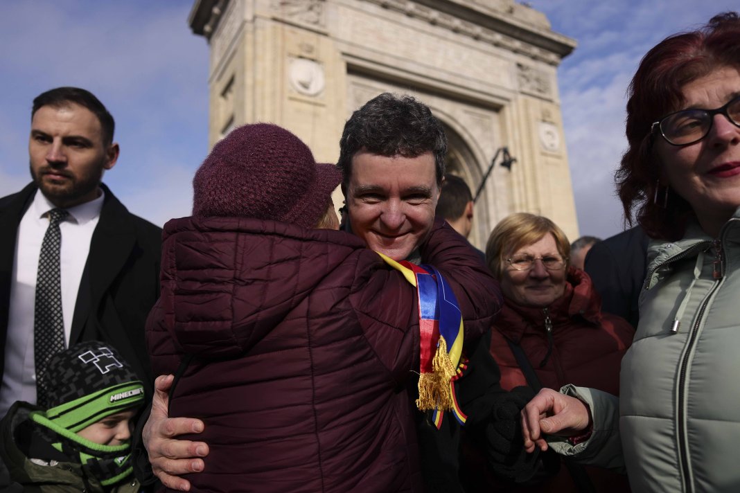 Nicușor Dan, asaltat pe Facebook cu solicitări de a viziona documentarul Recorder „Justiție capturată”: „Poate aveți vreme să observați unde se află România”