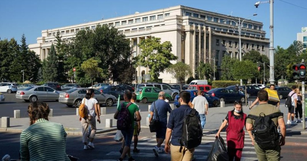 Trei sferturi dintre cetățenii români cred că națiunea se îndreaptă într-o direcție necorespunzătoare; încrederea în politicieni se află la niveluri foarte scăzute (sondaj)