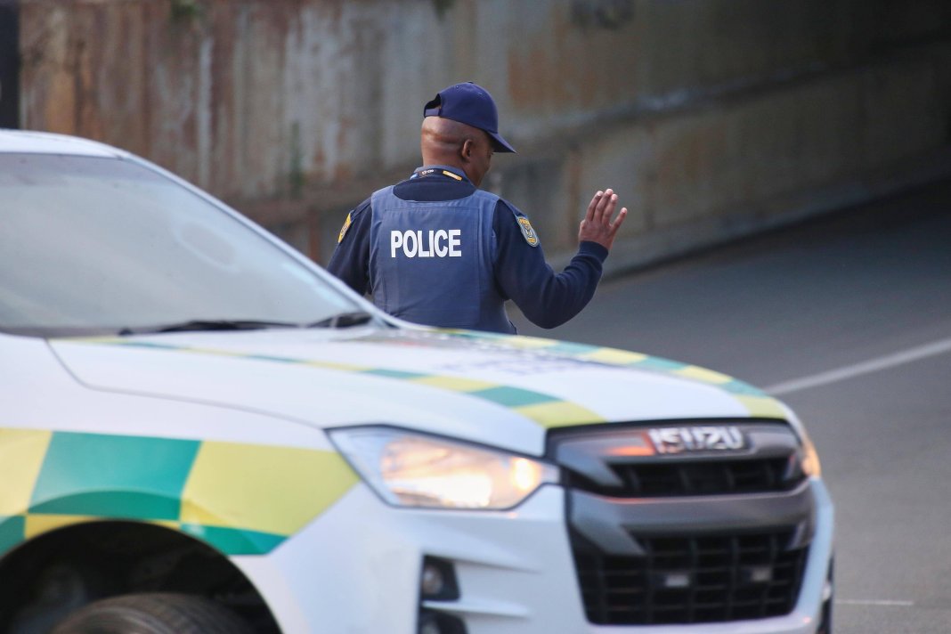 Zeci de indivizi împușcați pe străzi, în apropierea Johannesburg-ului, de autori neidentificați. Cel puțin 9 victime mortale.