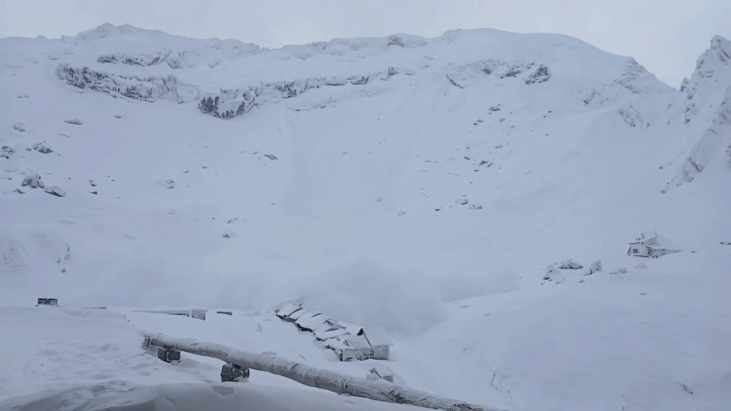 Avalanșă considerabilă în Munții Făgăraș, generată de doi schiori la Bâlea Lac. Recomandările Salvamont.