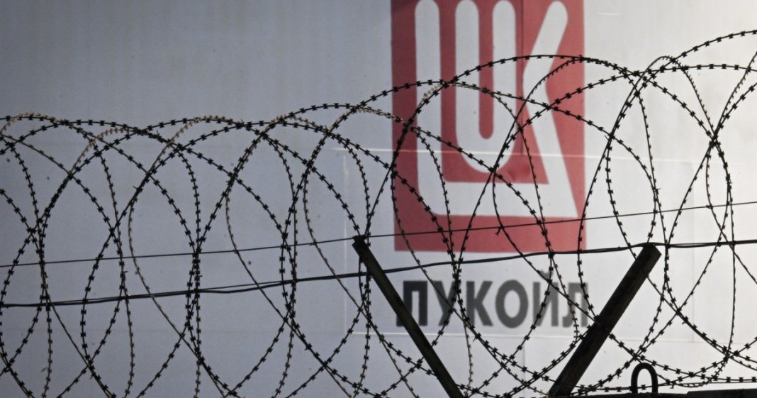 Lukoil a definitivat locația activelor sale globale de 22 de miliarde de dolari. Ce tipuri de afaceri operează compania în România