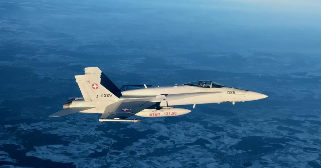 Motivul pentru care avioanele din Elveția au evoluat împreună cu aeronava Spartan ce îl avea la bord pe Nicușor Dan. Clarificarea oferită de ministrul Apărării