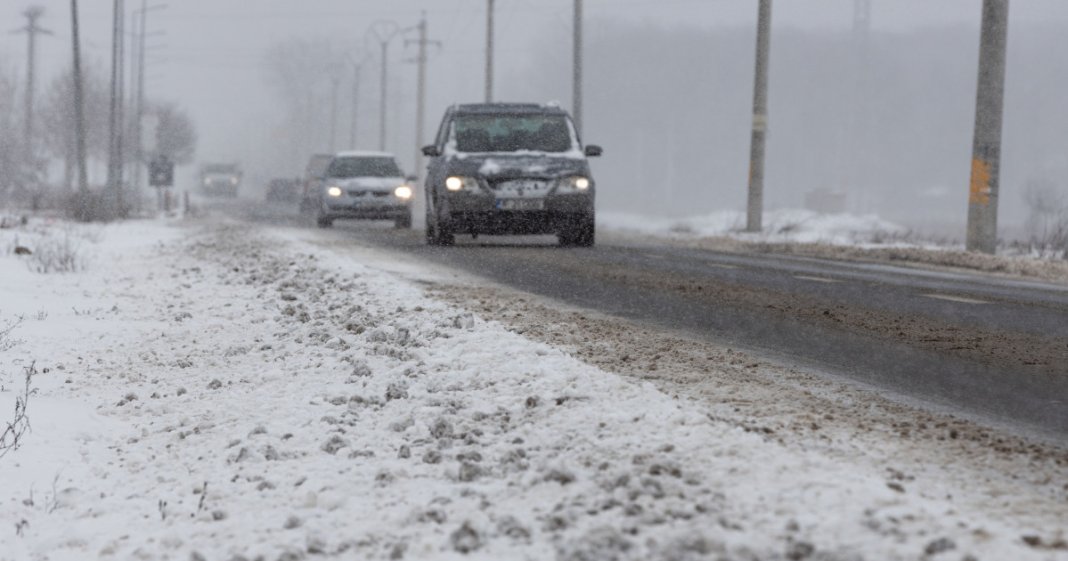 Restricții de trafic din cauza vremii de iarnă pe diverse șosele din țară: precipitații sub formă de ninsoare prognozate în trei județe.