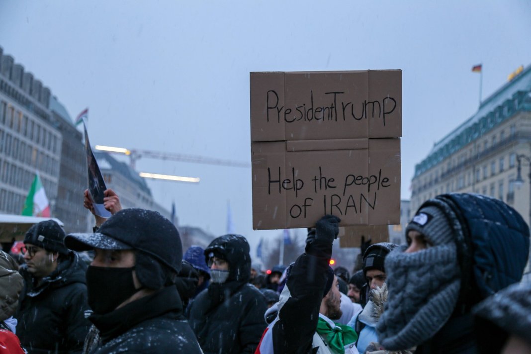 Trump atrage atenția asupra „măsurilor stricte” din partea SUA în cazul în care Iranul va începe să execute protestatarii.