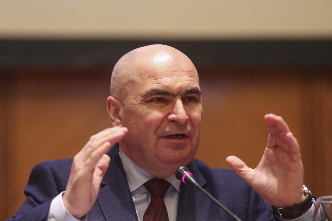 Bolojan sugerează că cei care termină studiile în medicină ar trebui să aibă o experiență minimă de muncă în România: „Există o responsabilitate față de această națiune”