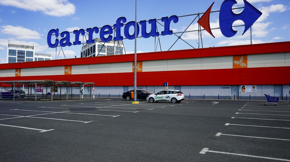 Carrefour este acum oficial în vânzare: Dedeman preia conducerea în România