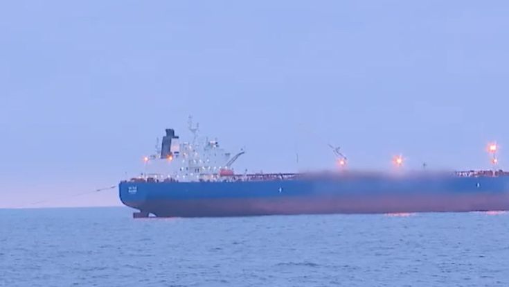 Mii de petroliere dubioase, multe dintre ele din porturi rusești, navighează liber în apele României fără supraveghere din partea autorităților.