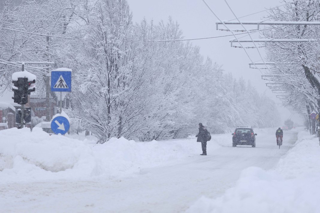 Ninsori și viscol în București și 16 județe: Lucrări închise, limitări de circulație, întârzieri la trenuri și zboruri