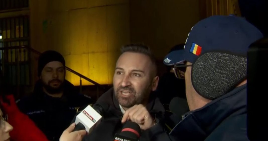 Polițiștii aflați în protest în Piața Victoriei au încercat să penetreze Guvernul: „Să ne ducem să discutăm cu...”