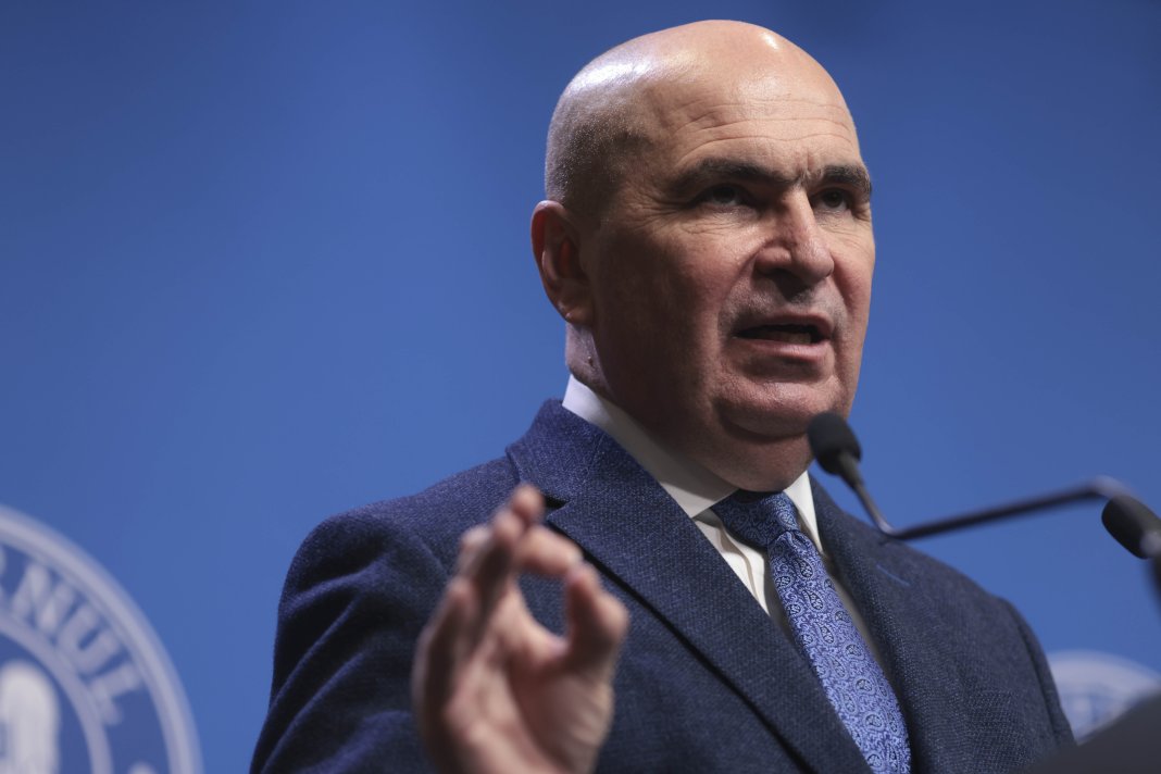 Reacția prim-ministrului Bolojan după ce un profesor universitar renumit și-a ars diploma de doctor în direct la televizor: „Diplomele nu ne lipsesc”