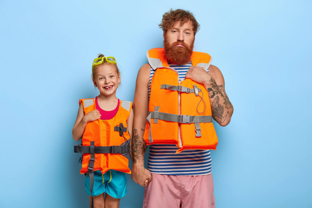 Cum pot reumfla o vestă de salvare automată după utilizare?