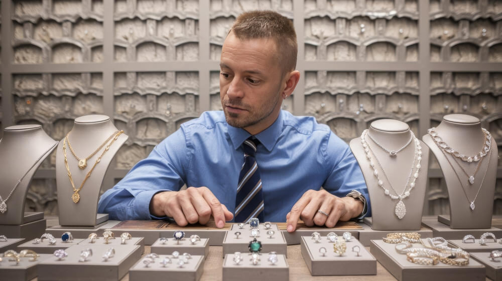 Pot achiziționa direct bunuri dintr-o casă de amanet? Ghid complet pentru cumpărători