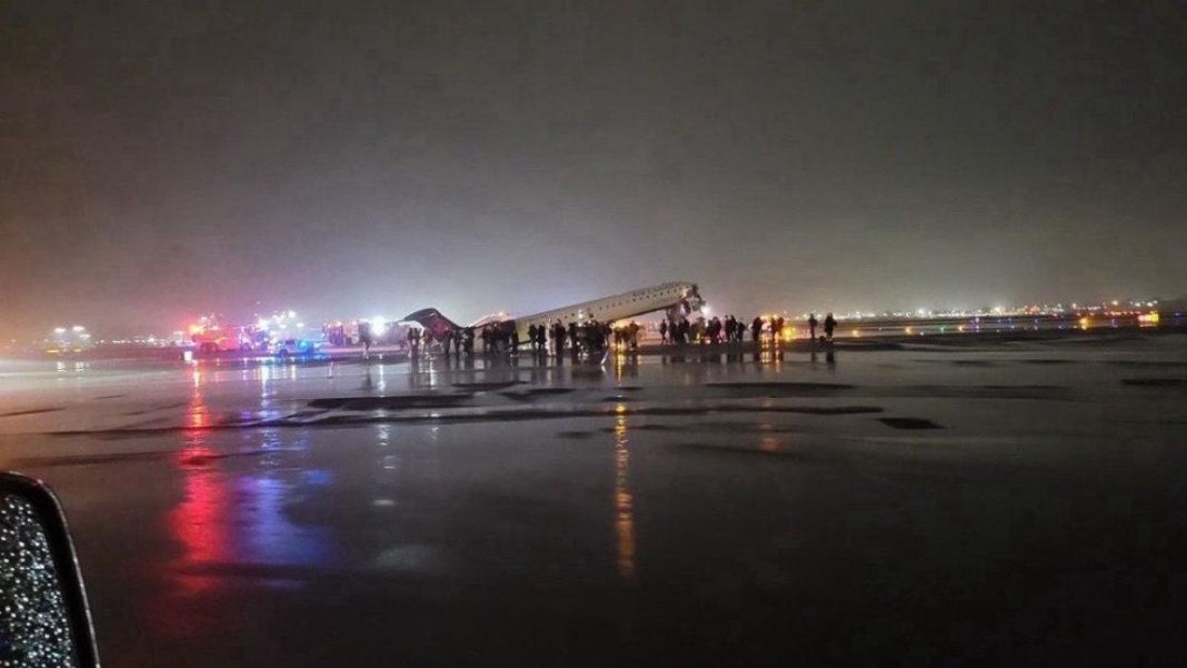 Alertă la aeroportul LaGuardia din New York: avion impact cu vehicul pe pistă, patru persoane implicate...