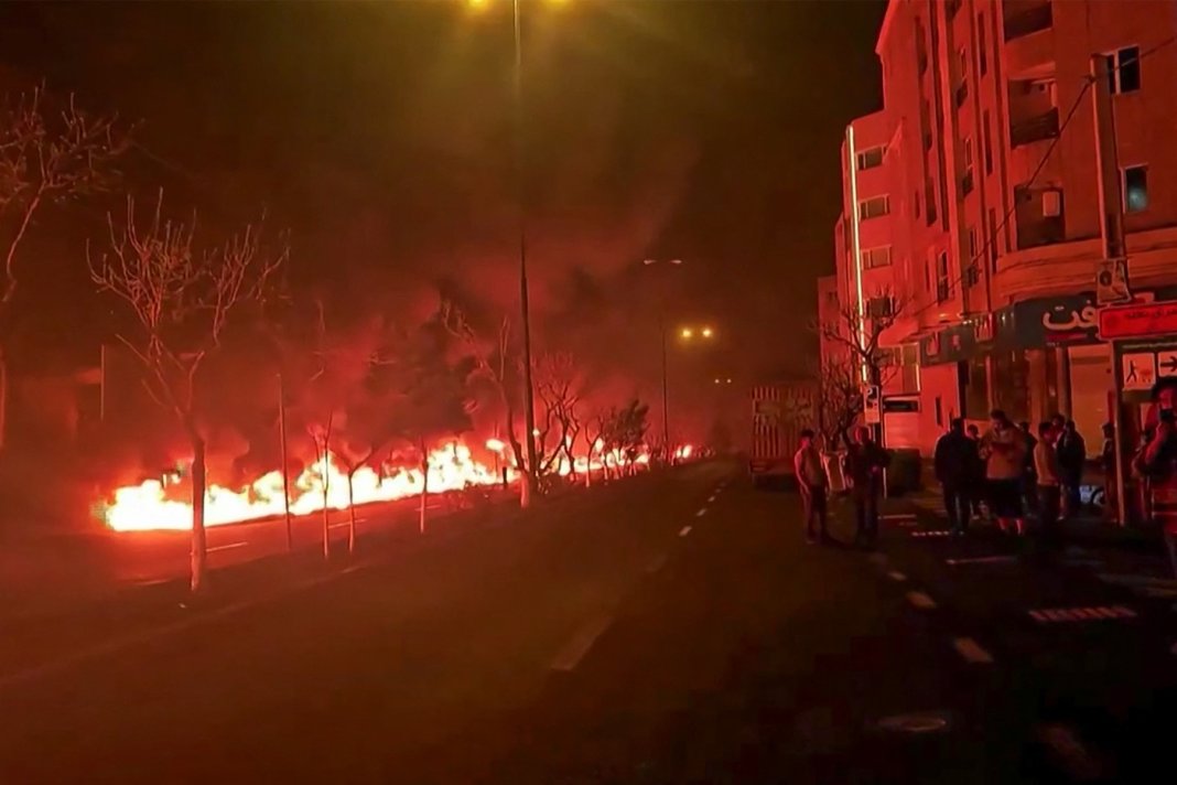 Premieră în conflict: Israelul lovește facilități de stocare a petrolului iranian.