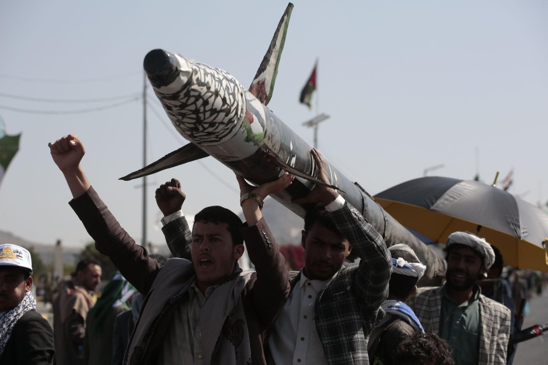 Primă fază în conflictul din Orientul Mijlociu: Israel a raportat identificarea unei lansări de rachetă din Yemen, în urma amenințărilor din partea houthi de a se implica în luptă.