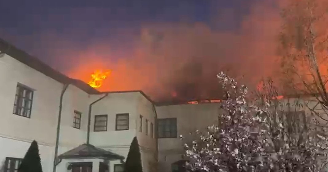 Incendiu de proporții la o mănăstire din Vâlcea. Pompierii din trei județe sunt implicați în intervenție.