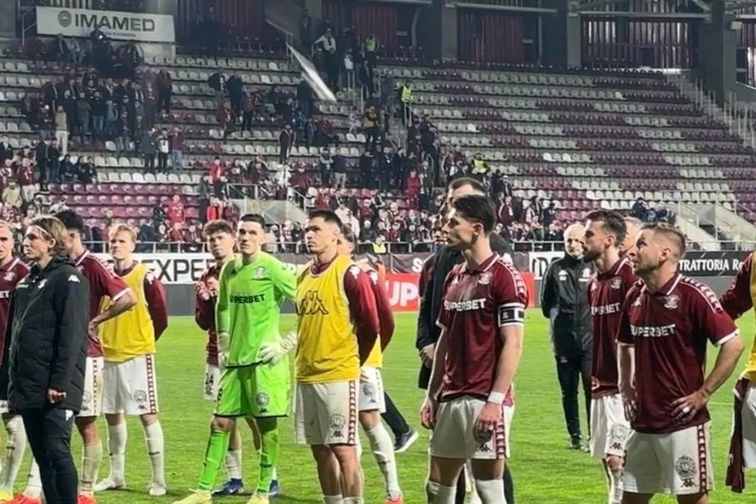 Scenă tumultoasă în Giulești, după meciul Rapid - U Cluj » Fotbaliștii, apostrofați de suporteri și agresați cu bastonul de tobă!