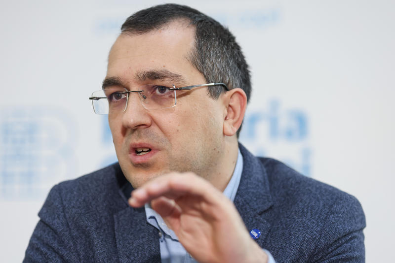 Vlad Voiculescu răspunde după ce România a cedat în fața procesului cu Pfizer referitor la vaccinuri și va achita suma de 600 de milioane de euro, aducând acuzații la adresa a două persoane.