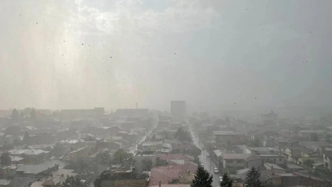 ALERTĂ METEO | Vijelii și grindină în București: Cod galben emis de către meteorologi pentru intervale ploioase și vântoase, cu rafale de 60-70 km/h.