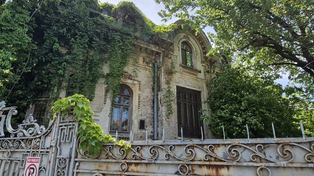 Clădirea avariată din București care adăpostește 650 de companii, dintre care unele sunt investigate de DNA.