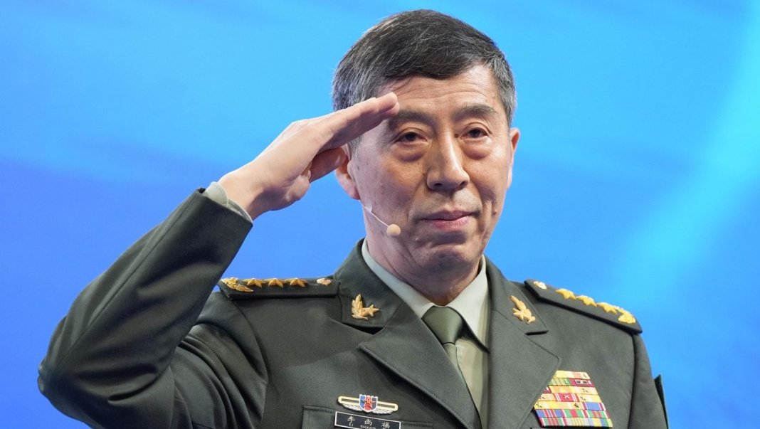 Foști miniștri ai apărării din China, în condamnare la moarte, reușesc momentan să evite execuția.