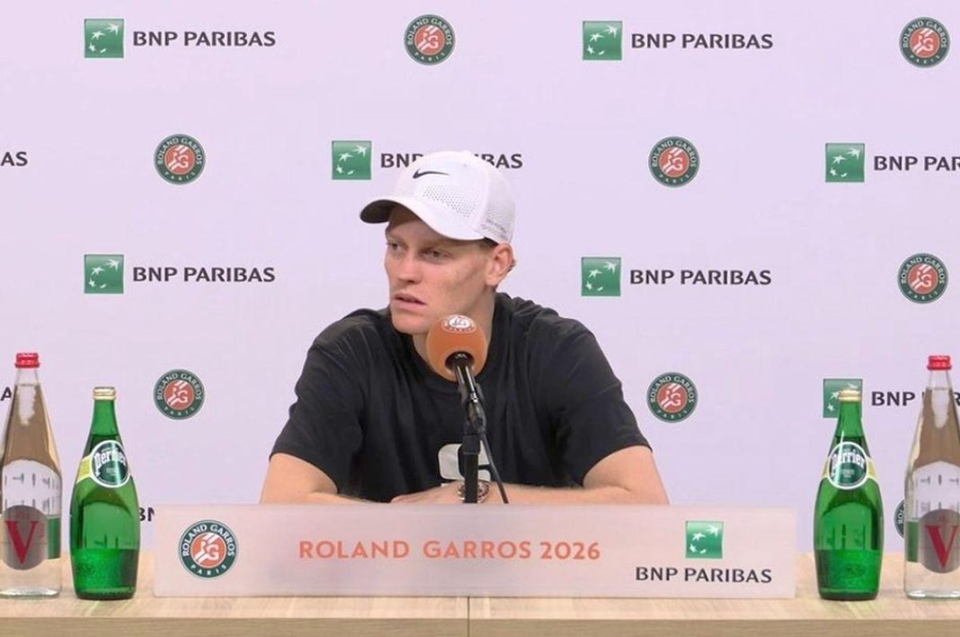 Jannik Sinner a fost vizibil demoralizat la conferința de presă după înfrângerea de la Roland Garros: „Nu a avut legătură cu căldura”