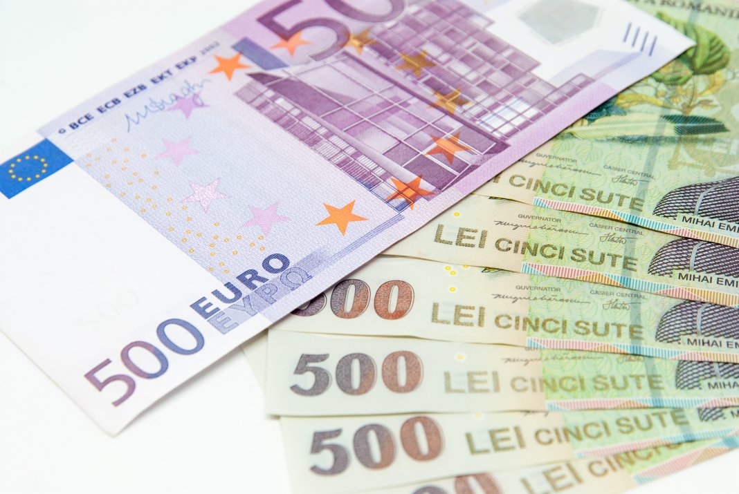Leul continuă să se deprecieze din cauza crizei politice. Euro atinge o nouă cotă maximă pe piața interbancară.