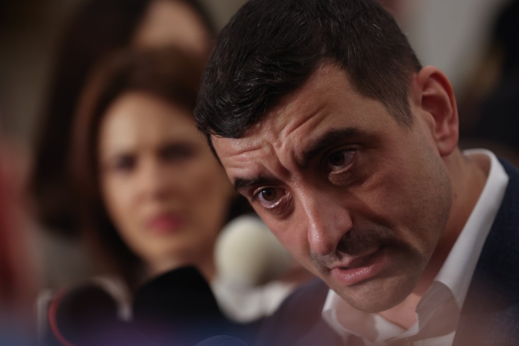 Sondaj CURS: AUR continuă să fie pe primul loc, însă distanța se micșorează. Circumstanțele partidelor din coaliția încheiată și noutățile din clasamentul încrederii.