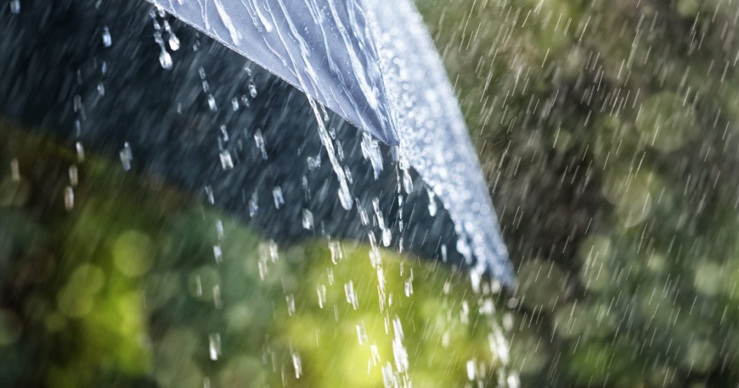 Cod portocaliu pentru precipitații abundente și furtuni în 17 județe. Regiunile influențate de cod galben și previziunile meteorologice...