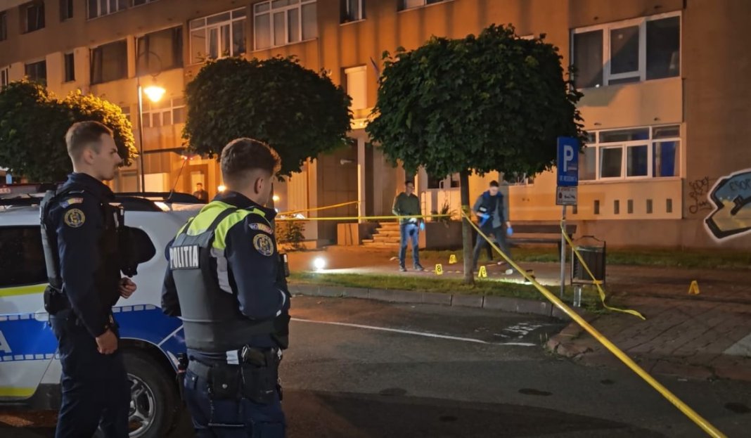 Fiul și-a ucis tatăl, agent de poliție, în mijlocul străzii, la Piatra Neamț: persoana atacată a fost înjunghiată de mai multe ori.