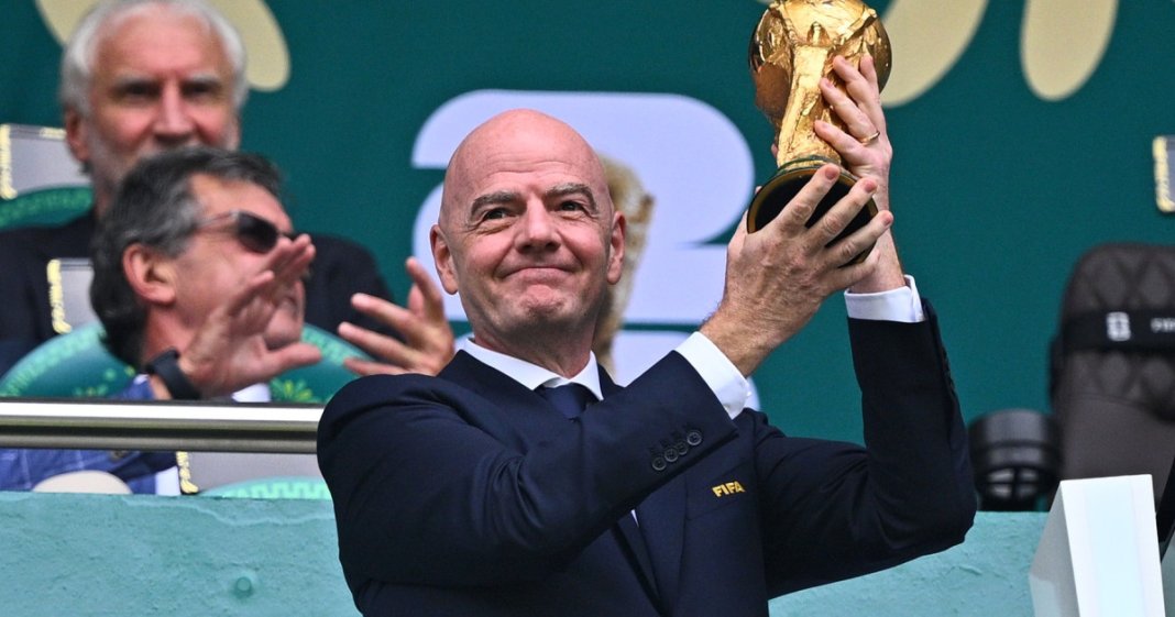 Cum operează planul controversat al lui Infantino și FIFA de „comercializare a Cupei Mondiale”: Rolul...