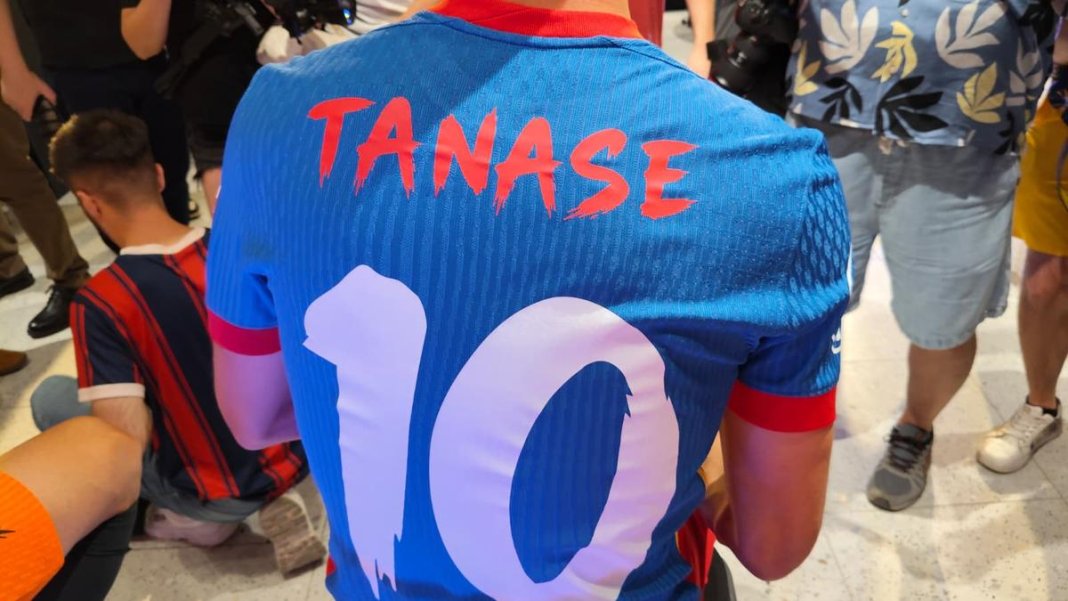 FCSB a anunțat noile uniforme » Oferte captivante: maieuri portocalii și tipografia „Dracula”