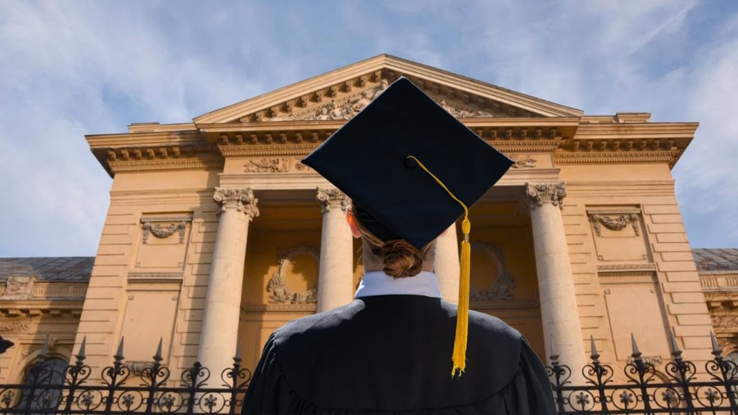Olimpică de aur la chimie contestă dreptul de a fi admis fără examen la Universitatea de Medicină