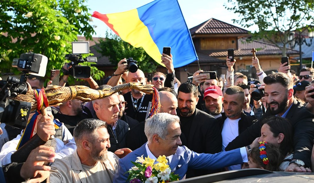 Steag cu emblema Mișcării Legionare la demonstrația în susținerea lui Călin Georgescu. Deținătorul a fost sancționat cu o condamnare simbolică în justiție.