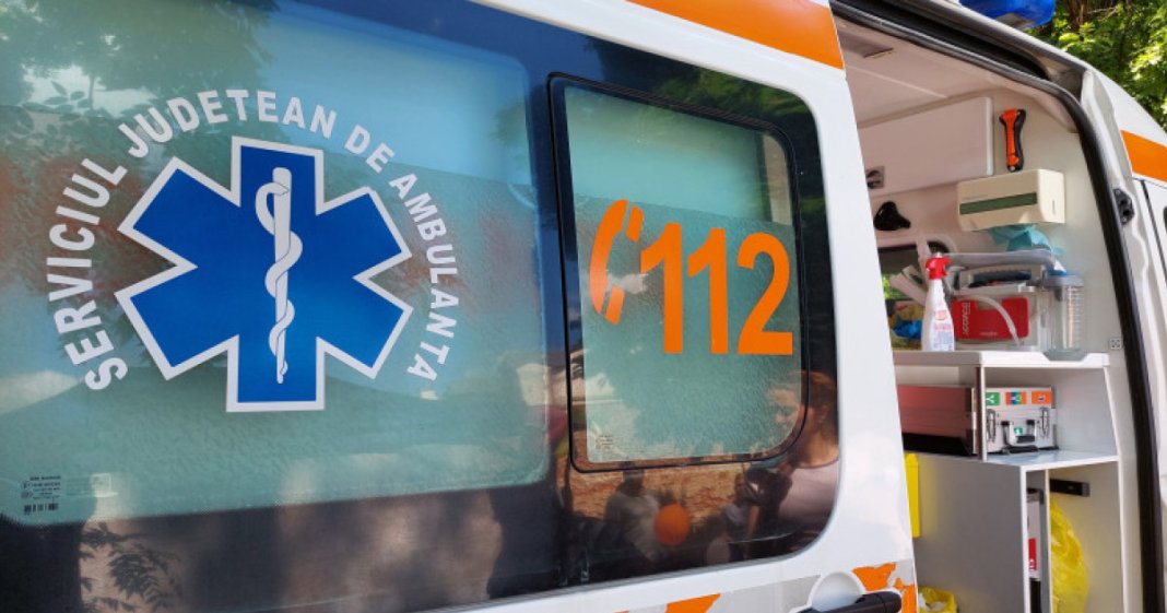 Ambulanță agresată cu topoarele într-o localitate din Cluj, după ce un videoclip TikTok a afirmat că „fură...