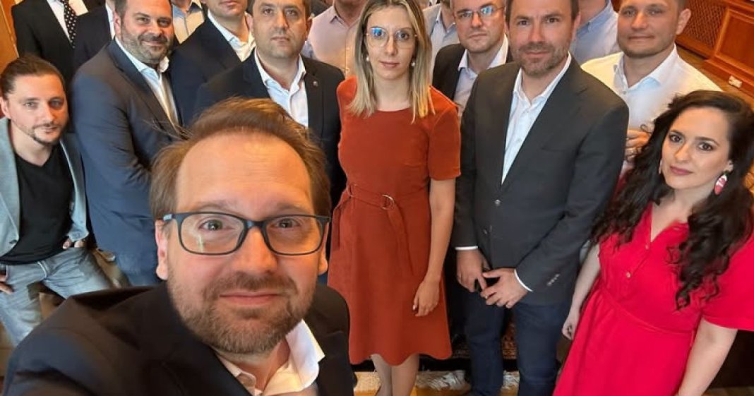 Forțele de dreapta se strâng în susținerea lui Dominic Fritz, după hotărârea CCR: „Caii nu mor, atunci când câinii vor”...