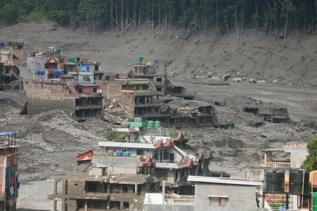 Ghețar colapsat provoacă un seism de 5,2 și inundații devastatoare în Nepal și Tibet: sate „anihilate de pe hartă”, sute de decese și 1.000 de persoane dispărute.