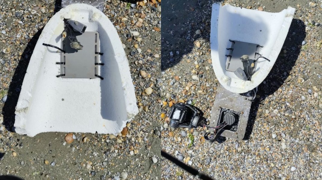 Resturi de dronă găsite în Marea Neagră, lângă Olimp. Salvamarii le-au zărit la o distanță de 30 de metri de mal.