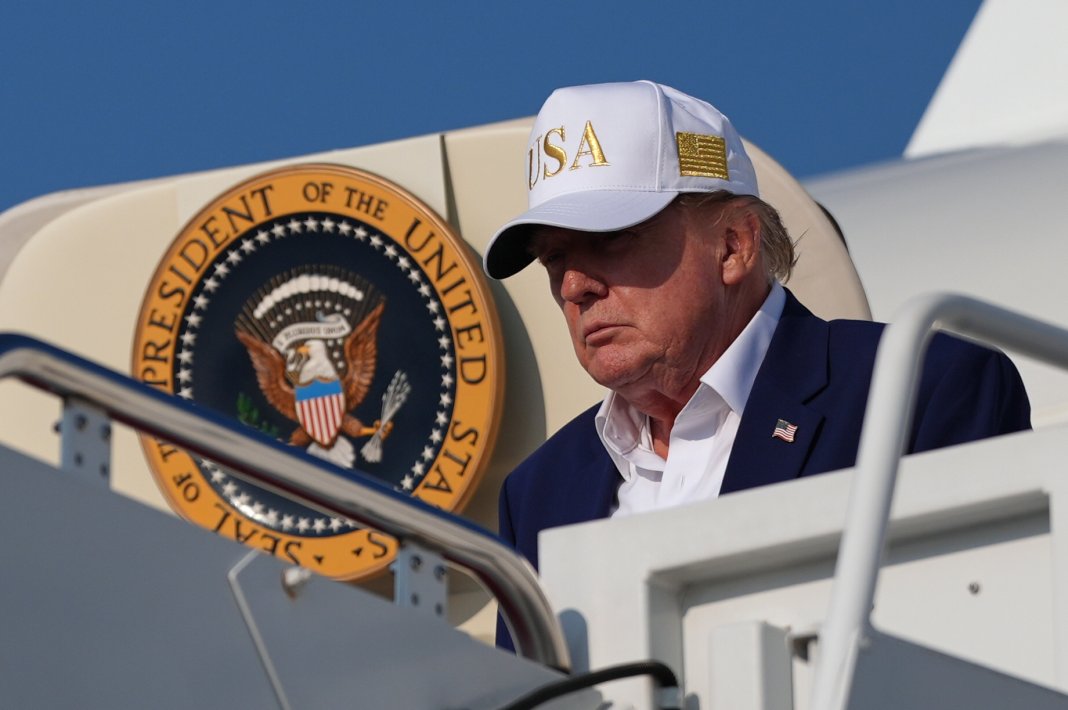 Trump s-a camuflat într-un cărucior de catering pentru a se urca într-un avion clandestin de la summitul din Turcia, conform strategiei Secret Service.